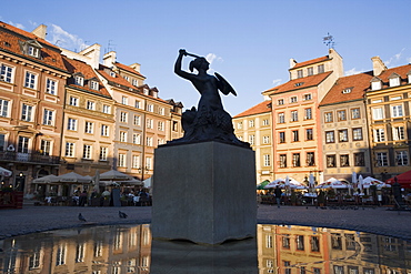 Warsaw Mermaid Fountain and reflections of the Old Town houses, Old Town Square (Rynek Stare Miasto), UNESCO World Heritage Site, Warsaw, Poland, Europe