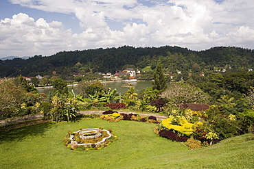 View over Kandy Lake to the Temple of the Tooth, Kandy, Hill Country, Sri Lanka, Asia