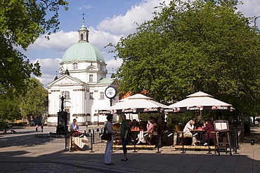 New Town Square (Rynek Nowego Miasto) and the Church of the Nuns of the Holy Sacrament, The New Town (Nowe Miasto), Warsaw, Poland, Europe