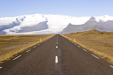 Empty road leading towards Fjallsjokull Glacier near Jokulsarlon, Vatnajokull Icecap, southern area, Iceland, Polar Regions