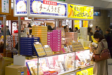 Shop inside Tokyo Central Train Station, Tokyo, Honshu, Japan, Asia