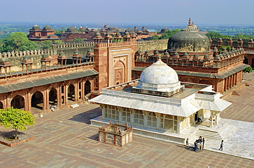 Sheikh Salim Chisti's Tomb in the Dargah Mosque (Jami Masjid) at Fatehpur Sikri, Uttar Pradesh, India