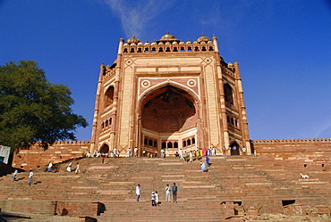 The Gate of Victory, 54m high, Dargah Mosque (Jami Masjid), at the Moghul emperor Akbar's capital, Fatehpur Sikri, Uttar Pradesh, India