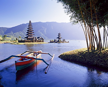 Moored boat before the Danu Temple, beside Lake Ulu, Bratan, Bali, Indonesia, Asia *** Local Caption ***