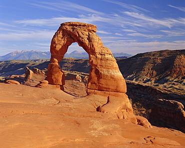 Delicate Arch (45 ft high, 33 ft wide), Arches National Park, Utah, USA