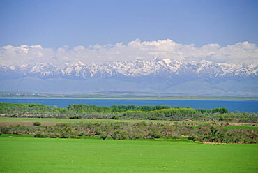 Lake Issyk-Kul, second largest mountain lake, Kirghizstan (Kyrgyzstan), FSU, Central Asia, Asia