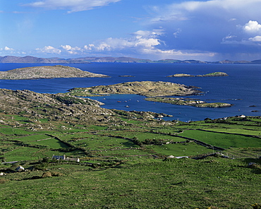 Coastline of the Iveragh Peinsula looking towards Bera Peninsula, County Kerry, Munster, Eire (Republic of Ireland), Europe