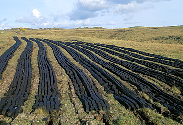 Peat farming in the Connemara region near Clifden, County Galway, Eire (Ireland), Europe