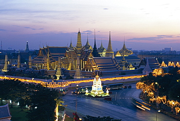 Wat Phra Kaew, the temple of the Emerald Buddha, and the Grand Palace at dusk in Bangkok, Thailand, Asia *** Local Caption ***