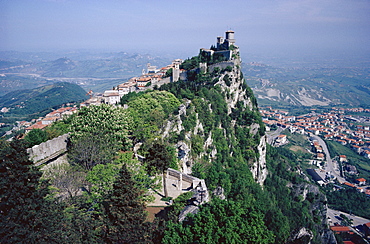 Castle atop mountain peak, San Marino Republic *** Local Caption ***