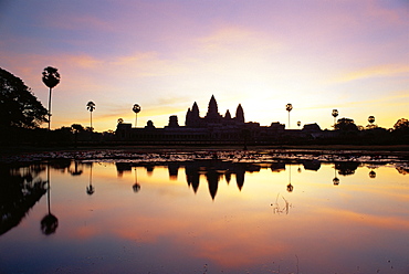 Reflections in water in the early morning of the temple of Angkor Wat at Siem Reap, Cambodia, Asia *** Local Caption ***