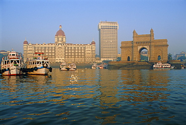 Waterfront, the Taj Mahal Intercontinental Hotel and the Gateway to India, Mumbai, previously called Bombay, Maharashtra State, India