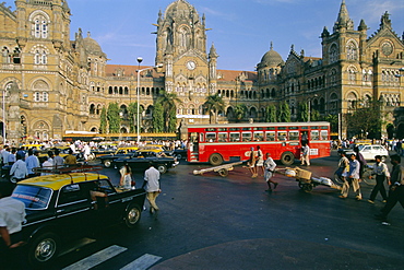 Traffic in front of the station, Victoria Railway Terminus, Mumbai (Bombay), Maharashtra State, India