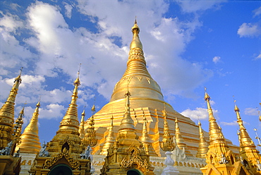 The great golden stupa, Shwedagon Paya (Shwe Dagon Pagoda), Yangon (Rangoon), Myanmar (Burma)