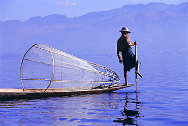 Intha fisherman, leg-rowing, Inle Lake, Shan State, Myanmar (Burma), Asia