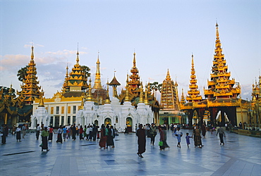 Golden dome of the Shwedagon Paya (Shwe Dagon Pagoda) at dusk, Yangon (Rangoon,), Myanmar (Burma), Asia