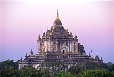 Thatbyinnyu Pahto Temple at dusk, Bagan (Pagan), Myanmar (Burma)