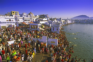 Pilgrims at the annual Hindu pilgrimage to holy Pushkar Lake, Pushkar, Rajasthan State, India, Asia