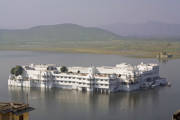 Lake Palace and Lake Pichola, Udaipur, Rajasthan, India, Asia