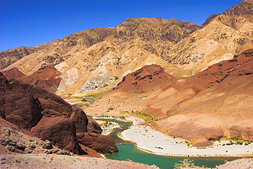 Hari Rud river flows through fertile valley at base of red rock mountains, between Jam and Chist-I-Sharif, Ghor (Ghowr province), Afghanistan, Asia