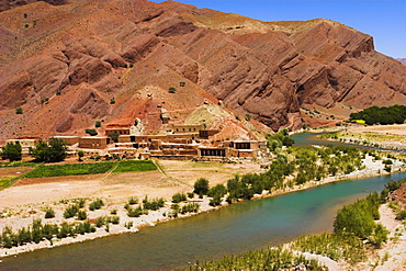 Hari Rud river flows through fertile valley at base of red rock mountains, between Jam and Chist-I-Sharif, Ghor (Ghowr) province, Afghanistan, Asia