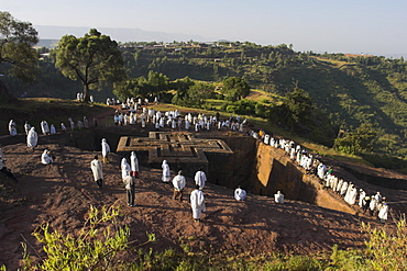 Pilgrims wearing traditonal gabi (white shawl) at festival at rock-hewn monolithic church of Bet Giyorgis (St. George's), roof shaped like a Greek cross, Lalibela, UNESCO World Heritage Site, Ethiopia, Africa