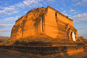 Mingun Paya badly cracked by earthquakes standing 50m high, Mingun Paya, Mingun, Mandalay, Myanmar (Burma), Asia