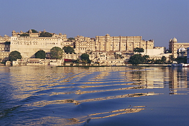 View of the City Palace from Lake Pichola, Udaipur, Rajasthan State, India, Asia