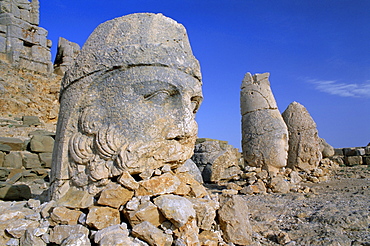 Ancient carved heads of gods on summit of Mount Nemrut, Nemrut Dagi (Nemrut Dag), UNESCO World Heritage Site, Anatolia, Turkey, Asia Minor, Asia