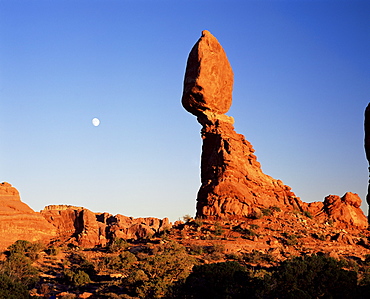 Balanced Rock, Arches National Park, Moab, Utah, United States of America (U.S.A.), North America