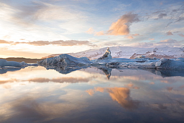 Winter sunset over Jokulsarlon, a glacial lagoon at the head of the Breidamerkurjokull Glacier on the edge of the Vatnajokull National Park, South Iceland, Iceland, Polar Regions