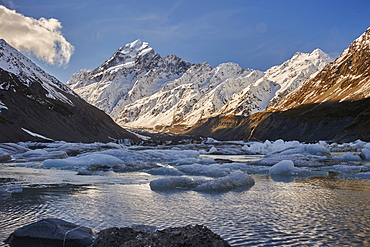 Hooker Glacier Lake in the shadow of Mount Cook (Aoraki), Hooker Valley Trail, Mount Cook National Park, UNESCO World Heritage Site, Southern Alps, South Island, New Zealand, Pacific