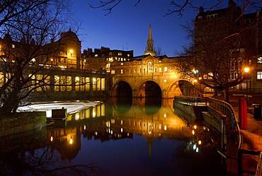 Pulteney bridge and river Avon at night, Bath, UNESCO World Heritage Site, Avon (Somerset), England, United Kingdom, Europe