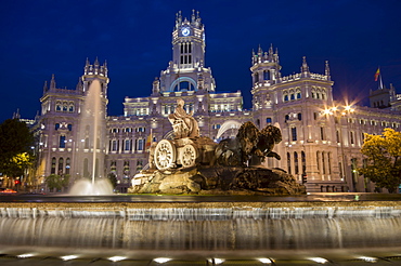 Fountain and Plaza de Cibeles Palace (Palacio de Comunicaciones) at dusk, Plaza de Cibeles, Madrid, Spain, Europe