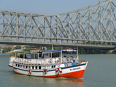 Howrah Bridge and boat on the Hooghly River, Kolkata, West Bengal, India, Asia