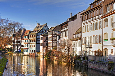 Ill River and Quai de la Bruche, old town Petite France, UNESCO World Heritage Site, Strasbourg, Alsace, France, Europe