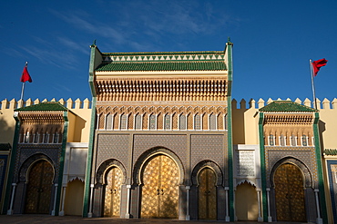 Moorish gates, battlements and the Moroccan flag, the facade of the Dar el-Makhzen (Royal Palace), New Fez, Morocco, North Africa, Africa