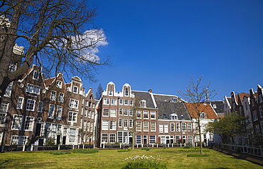 Begijnhof, a beautiful square of 17th and 18th century houses, Amsterdam, Netherlands, Europe