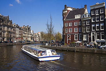 Tourist boat at the Golden Bend on the Herengracht canal, Amsterdam, Netherlands, Europe