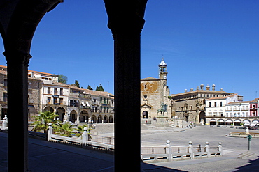 Pizarro statue and San Martin Church, Plaza Mayor, Trujillo, Extremadura, Spain, Europe