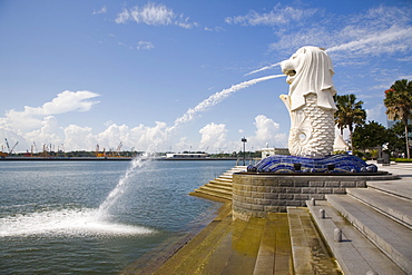 The Merlion statue, symbol of Singapore, on waterfront, Marina Bay, Singapore, Southeast Asia, Asia