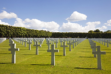 Rows of white marble headstones in the Meuse-Argonne American Military cemetery for the First World War battle of Verdun, Romagne-Gesnes, Meuse, France, Europe