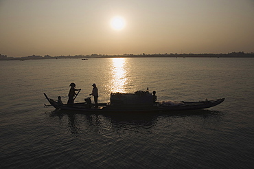 Fishermen on the Mekong River, Phnom Penh, Cambodia, Indochina, Southeast Asia, Asia