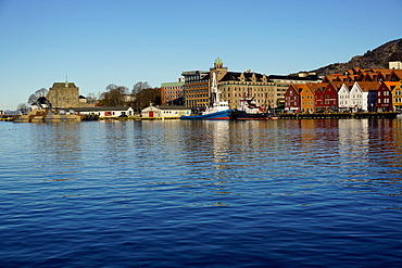 View on the harbour and the Rosenkrantztarnet Tower, and the old Hanseatic quarter, Bryggen, City of Bergen, Hordaland, Norway, Scandinavia, Europe