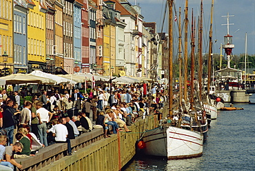 Busy restaurant area, Nyhavn, Copenhagen, Denmark, Scandinavia, Europe