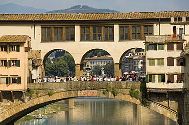 Ponte Vecchio, famous bridge over the Arno River, Florence (Firenze), Tuscany, Italy, Europe