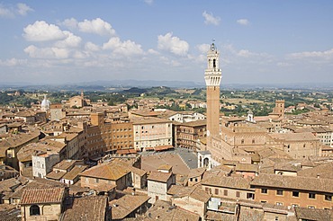 View of the Piazza del Campo and the Palazzo Pubblico with its amazing bell tower, Siena, UNESCO World Heritage Site, Tuscany, Italy, Europe