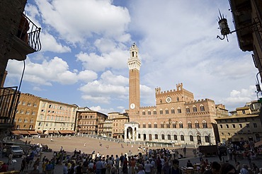 View of the Piazza del Campo and the Palazzo Pubblico with its amazing bell tower, Siena, UNESCO World Heritage Site, Tuscany, Italy, Europe