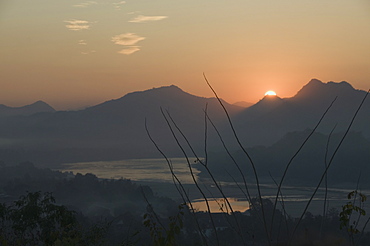 Mekong River at sunset, Luang Prabang, Laos, Indochina, Southeast Asia, Asia