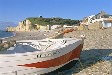 Boats on beach and Falaise d'Amont, Etretat, Cote d'Albatre (Alabaster Coast), Haute Normandie (Normandy), France, Europe